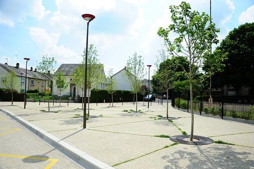 Aménagement du parvis du collège Jean-de-l'Epine